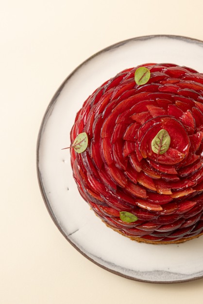 Tarte Prune Grenadine ∗ Hibiscus • EXPLORE par Maxime Raiffé, Meilleur Apprenti de France